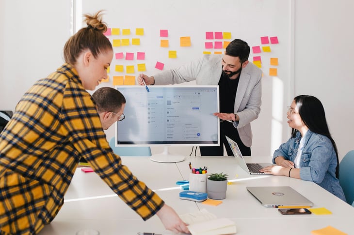 femme qui fait une présentation sur l'engagement collaborateur a son équipe de travail chez United Heroes